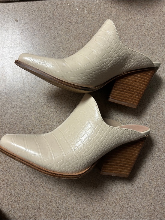Chinese Laundry Shoes - Chinese Laundry ivory  Snake print mule size 8